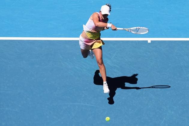 Iga Swiatek of Poland hits a forehand Australian Open, Day Seven, Tennis, Melbourne Park, Melbourne, Australia - 18 Jan 2025  Copyright: xRachelxBach Shutterstockx 15105041h