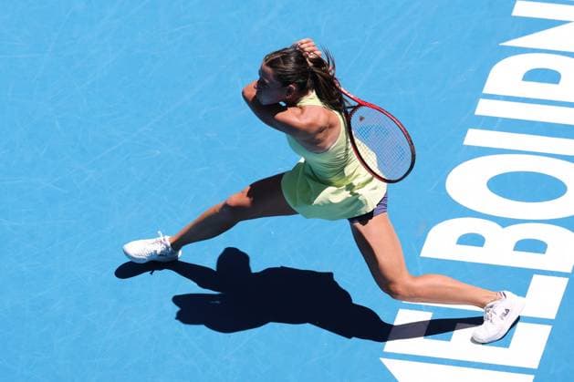 Emma Navarro of USA hits a backhand Australian Open, Day Seven, Tennis, Melbourne Park, Melbourne, Australia - 18 Jan 2025  Copyright: xRachelxBach Shutterstockx 15105041ai