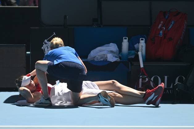 TENNIS AUSTRALIAN OPEN, Elena Rybakina of Kazakstan gets medical attention during her round three match against Dayana Yastremska of Ukraine during the 2025 Australian Open at Melbourne Park in Melbourne, Saturday, January 18, 2025. ( NO ARCHIVING, EDITORIAL USE ONLY, NO USE IN BOOKS WITHOUT CONSENT MELBOURNE VICTORIA AUSTRALIA  Copyright: xLUKASxCOCHx 20250118120630705920