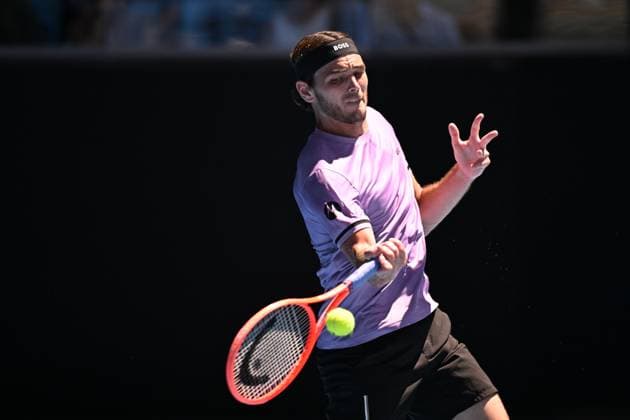 TENNIS AUSTRALIAN OPEN, Taylor Fritz of USA returns during his round three match against Gael Monfils of France during the 2025 Australian Open at Melbourne Park in Melbourne, Saturday, January 18, 2025. ( NO ARCHIVING, EDITORIAL USE ONLY, NO USE IN BOOKS WITHOUT CONSENT MELBOURNE VICTORIA AUSTRALIA  Copyright: xJAMESxROSSx 20250118149174789521