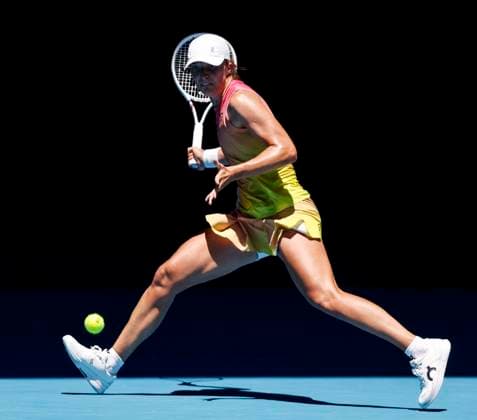 (250118) -- MELBOURNE, Jan. 18, 2025 -- Iga Swiatek hits a return during the women s singles 3rd round match between Iga Swiatek of Poland and Emma Raducanu of Britain at Australian Open tennis tournament in Melbourne, Australia, Jan. 18, 2025. ) (SP)AUSTRALIA-MELBOURNE-TENNIS-AUSTRALIAN OPEN-DAY 7 MaxPing 