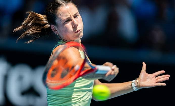 (250118) -- MELBOURNE, Jan. 18, 2025 -- Emma Navarro hits a return during the women s singles 3rd round match between Emma Navarro of the United States and Ons Jabeur of Tunisia at Australian Open tennis tournament in Melbourne, Australia, Jan. 18, 2025. (Photo by Xinhua) (SP)AUSTRALIA-MELBOURNE-TENNIS-AUSTRALIAN OPEN-DAY 7 HuxJingchen 