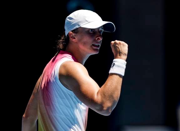 (250118) -- MELBOURNE, Jan. 18, 2025 -- Iga Swiatek celebrates after winning the women s singles 3rd round match between Iga Swiatek of Poland and Emma Raducanu of Britain at Australian Open tennis tournament in Melbourne, Australia, Jan. 18, 2025. ) (SP)AUSTRALIA-MELBOURNE-TENNIS-AUSTRALIAN OPEN-DAY 7 MaxPing 