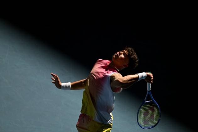 TENNIS AUSTRALIAN OPEN, Ben Shelton of USA serves during his round three match against Lorenzo Musetti of Italy during the 2025 Australian Open at Melbourne Park in Melbourne, Saturday, January 18, 2025. ( NO ARCHIVING, EDITORIAL USE ONLY, NO USE IN BOOKS WITHOUT CONSENT MELBOURNE VICTORIA AUSTRALIA  Copyright: xLUKASxCOCHx 20250118128116807244