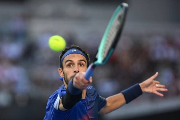TENNIS AUSTRALIAN OPEN, Lorenzo Musetti of Italy returns during his round three match against Ben Shelton of USA during the 2025 Australian Open at Melbourne Park in Melbourne, Saturday, January 18, 2025. ( NO ARCHIVING, EDITORIAL USE ONLY, NO USE IN BOOKS WITHOUT CONSENT MELBOURNE VICTORIA AUSTRALIA  Copyright: xLUKASxCOCHx 20250118181086634432