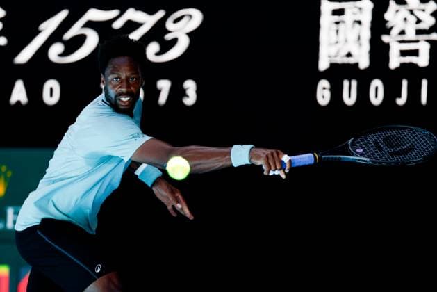 January 18, 2025: MELBOURNE, AUSTRALIA - JANUARY 18: Gael Monfils of France hits a backhand whilst playing Taylor Fritz of USA on day seven of the 2025 Australian Open at Melbourne Park on January 18, 2025 in Melbourne, Australia. - ZUMAp121 20250118_zsp_p121_047 Copyright: xChrisxPutnamx