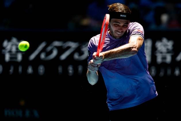 January 18, 2025: MELBOURNE, AUSTRALIA - JANUARY 18: Taylor Fritz of USA hits a backhand whilst playing against Gael Monfils of France on day seven of the 2025 Australian Open at Melbourne Park on January 18, 2025 in Melbourne, Australia. - ZUMAp121 20250118_zsp_p121_050 Copyright: xChrisxPutnamx