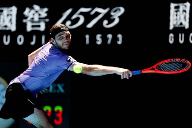 January 18, 2025: MELBOURNE, AUSTRALIA - JANUARY 18: Taylor Fritz of USA hits a backhand whilst playing against Gael Monfils of France on day seven of the 2025 Australian Open at Melbourne Park on January 18, 2025 in Melbourne, Australia. - ZUMAp121 20250118_zsp_p121_049 Copyright: xChrisxPutnamx