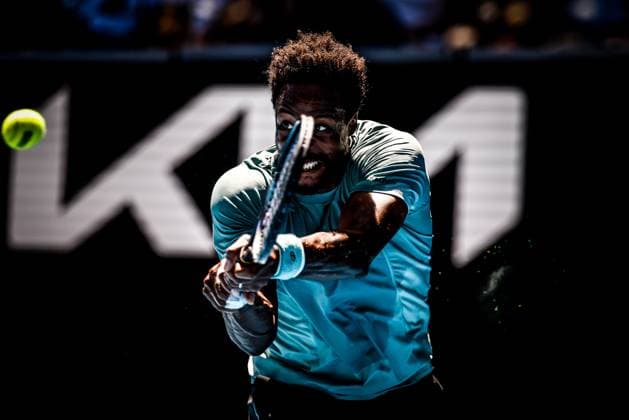 January 18, 2025: MELBOURNE, AUSTRALIA - JANUARY 18: Gael Monfils of France hits a backhand whilst playing Taylor Fritz of USA on day seven of the 2025 Australian Open at Melbourne Park on January 18, 2025 in Melbourne, Australia. - ZUMAp121 20250118_zsp_p121_054 Copyright: xChrisxPutnamx
