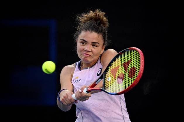 TENNIS AUSTRALIAN OPEN, Jasmine Paolini of Italy returns during her round three match agains Elina Svitolina of Ukraine during the 2025 Australian Open at Melbourne Park in Melbourne, Saturday, January 18, 2025. ( NO ARCHIVING, EDITORIAL USE ONLY, NO USE IN BOOKS WITHOUT CONSENT MELBOURNE VICTORIA AUSTRALIA  Copyright: xJAMESxROSSx 20250118165138161650