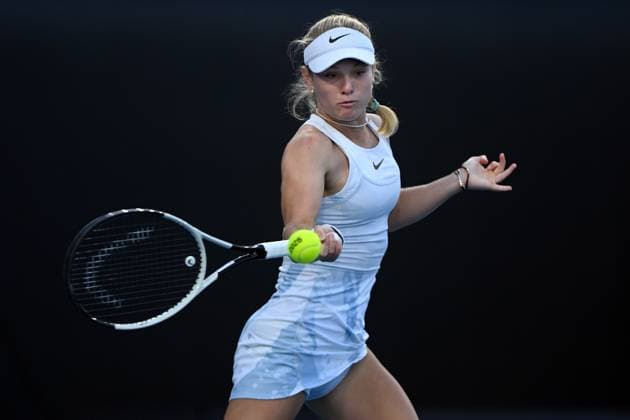 TENNIS AUSTRALIAN OPEN, Emerson Jones of Australia returns during her round one girls singles match against Anastasia Lizunova of Russia during the 2025 Australian Open at Melbourne Park in Melbourne, Saturday, January 18, 2025. ( NO ARCHIVING, EDITORIAL USE ONLY, NO USE IN BOOKS WITHOUT CONSENT MELBOURNE VICTORIA AUSTRALIA  Copyright: xLUKASxCOCHx 20250118127663619687