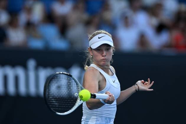 TENNIS AUSTRALIAN OPEN, Emerson Jones of Australia returns during her round one girls singles match against Anastasia Lizunova of Russia during the 2025 Australian Open at Melbourne Park in Melbourne, Saturday, January 18, 2025. ( NO ARCHIVING, EDITORIAL USE ONLY, NO USE IN BOOKS WITHOUT CONSENT MELBOURNE VICTORIA AUSTRALIA  Copyright: xLUKASxCOCHx 20250118151745210843