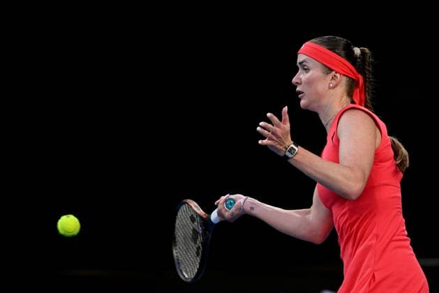 TENNIS AUSTRALIAN OPEN, Elina Svitolina of Ukraine returns during her round three match against Jasmine Paolini of Italy of Ukraine during the 2025 Australian Open at Melbourne Park in Melbourne, Saturday, January 18, 2025. ( NO ARCHIVING, EDITORIAL USE ONLY, NO USE IN BOOKS WITHOUT CONSENT MELBOURNE VICTORIA AUSTRALIA  Copyright: xJAMESxROSSx 20250118165361975752