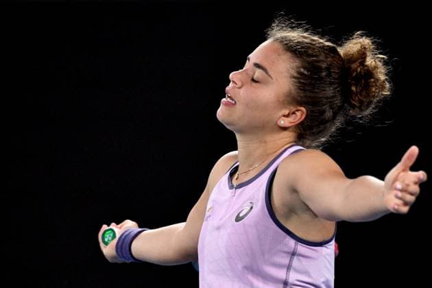 Sport Bilder des Tages TENNIS AUSTRALIAN OPEN, Jasmine Paolini of Italy reacts during her round three match agains Elina Svitolina of Ukraine during the 2025 Australian Open at Melbourne Park in Melbourne, Saturday, January 18, 2025. ( NO ARCHIVING, EDITORIAL USE ONLY, NO USE IN BOOKS WITHOUT CONSENT MELBOURNE VICTORIA AUSTRALIA  Copyright: xJAMESxROSSx 20250118176357707896