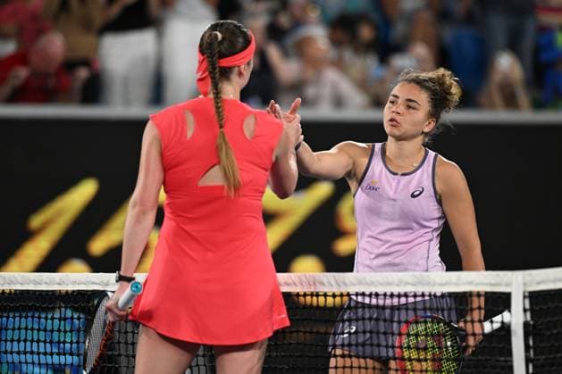 TENNIS AUSTRALIAN OPEN, Elina Svitolina of Ukraine is congratulated on her round three win over Jasmine Paolini of Italy of Ukraine during the 2025 Australian Open at Melbourne Park in Melbourne, Saturday, January 18, 2025. ( NO ARCHIVING, EDITORIAL USE ONLY, NO USE IN BOOKS WITHOUT CONSENT MELBOURNE VICTORIA AUSTRALIA  Copyright: xJAMESxROSSx 20250118171885978647