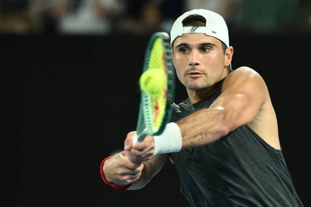 TENNIS AUSTRALIAN OPEN, Marcos Giron of USA returns during his round three match against Jannik Sinner of Italy during the 2025 Australian Open at Melbourne Park in Melbourne, Saturday, January 18, 2025. ( NO ARCHIVING, EDITORIAL USE ONLY, NO USE IN BOOKS WITHOUT CONSENT MELBOURNE VICTORIA AUSTRALIA  Copyright: xJOELxCARRETTx 20250118139648507478
