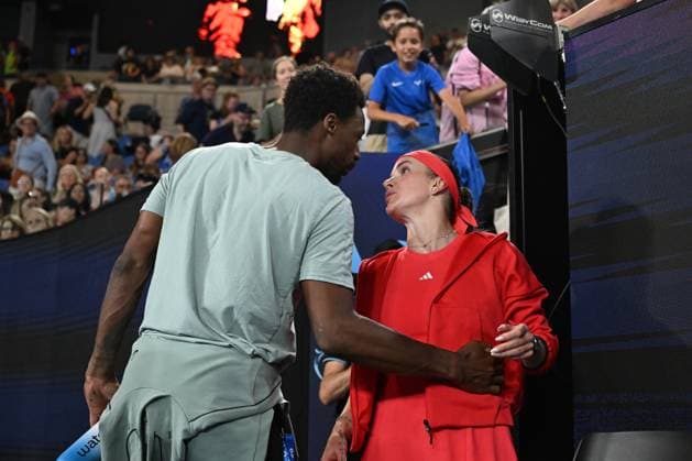TENNIS AUSTRALIAN OPEN, Gael Monfils of France kisses his wife Elina Svitolina of Ukraine fololowing her round three win over Jasmine Paolini of Italy of Ukraine during the 2025 Australian Open at Melbourne Park in Melbourne, Saturday, January 18, 2025. ( NO ARCHIVING, EDITORIAL USE ONLY, NO USE IN BOOKS WITHOUT CONSENT MELBOURNE VICTORIA AUSTRALIA  Copyright: xJAMESxROSSx 20250118191403139189