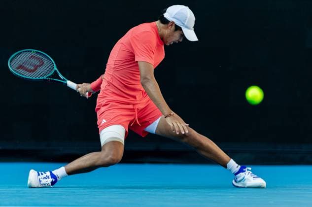 (250118) -- MELBOURNE, Jan. 18, 2025 -- Learner Tien hits a return during the men s singles 3rd round match between Learner Tien of the United States and Corentin Moutet of France at Australian Open tennis tournament in Melbourne, Australia, Jan. 18, 2025. (Photo by Xinhua) (SP)AUSTRALIA-MELBOURNE-TENNIS-AUSTRALIAN OPEN-DAY 7 HuxJingchen 
