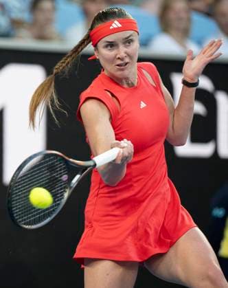 (250118) -- MELBOURNE, Jan. 18, 2025 -- Elina Svitolina of Ukraine hits a return during the women s singles third round match between Elina Svitolina of Ukraine and Jasmine Paolini of Italy at Australian Open tennis tournament in Melbourne, Australia, Jan. 18, 2025. ) (SP)AUSTRALIA-MELBOURNE-TENNIS-AUSTRALIAN OPEN-DAY 7 LuixSiuxWai 