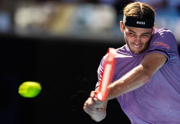 (250118) -- MELBOURNE, Jan. 18, 2025 -- Taylor Fritz hits a return during the men s singles 3rd round match between Taylor Fritz of the United States and Gael Monfils of France at Australian Open tennis tournament in Melbourne, Australia, Jan. 18, 2025. (Photo by Xinhua) (SP)AUSTRALIA-MELBOURNE-TENNIS-AUSTRALIAN OPEN-DAY 7 HuxJingchen 