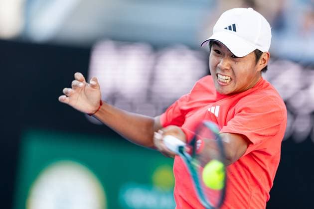 (250118) -- MELBOURNE, Jan. 18, 2025 -- Learner Tien hits a return during the men s singles 3rd round match between Learner Tien of the United States and Corentin Moutet of France at Australian Open tennis tournament in Melbourne, Australia, Jan. 18, 2025. (Photo by Xinhua) (SP)AUSTRALIA-MELBOURNE-TENNIS-AUSTRALIAN OPEN-DAY 7 HuxJingchen 