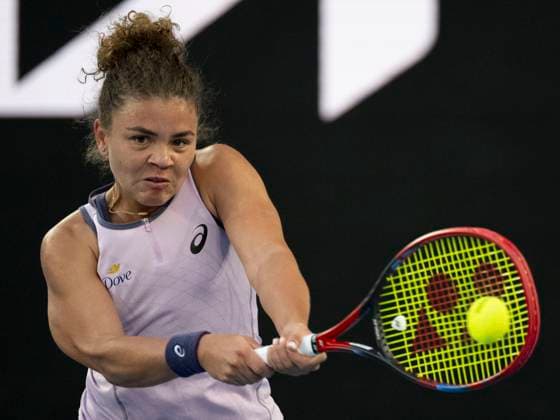 (250118) -- MELBOURNE, Jan. 18, 2025 -- Jasmine Paolini of Italy hits a return during the women s singles third round match between Elina Svitolina of Ukraine and Jasmine Paolini of Italy at Australian Open tennis tournament in Melbourne, Australia, Jan. 18, 2025. ) (SP)AUSTRALIA-MELBOURNE-TENNIS-AUSTRALIAN OPEN-DAY 7 LuixSiuxWai 