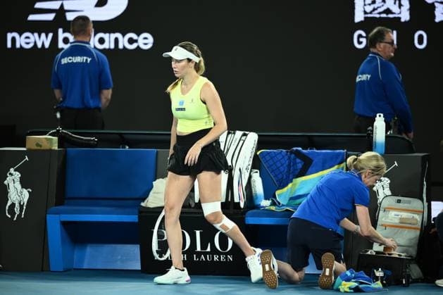 TENNIS AUSTRALIAN OPEN, Danielle Collins of USA receives medical attention during her round three match against Madison Keys of USA during the 2025 Australian Open at Melbourne Park in Melbourne, Saturday, January 18, 2025. ( NO ARCHIVING, EDITORIAL USE ONLY, NO USE IN BOOKS WITHOUT CONSENT MELBOURNE VICTORIA AUSTRALIA  Copyright: xJOELxCARRETTx 20250118112043645371