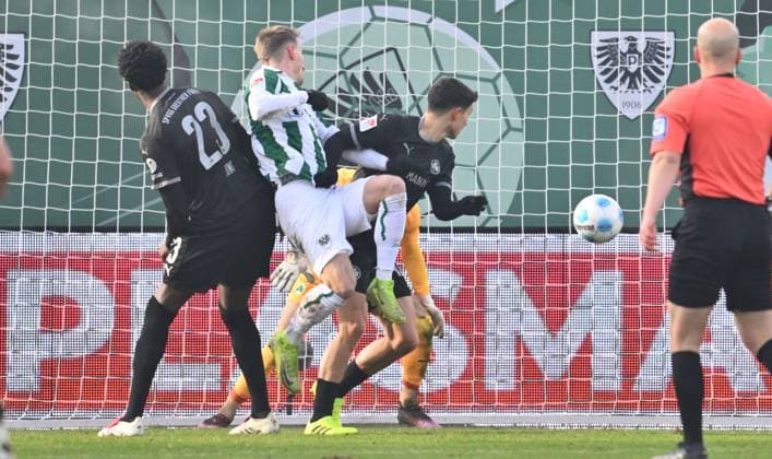18 01 2025 Soccer season 2024 2025 2 Soccer Bundesliga 18 Matchday SC Preußen Preussen Münster SCP SpVgg Greuther Fürth Kleeblatt Sportfoto Zink xwoxzix DFL regulations prohibit any use of photographs as image sequences and or quasi video only for editorial use Joshua Mees 8, Preußen Münster erzielt Treffer Tor Torschuß zum 1 0 gegen Gideon Jung 23, SpVgg Greuther Fürth Marco Meyerhöfer Meyerhoefer 18, SpVgg Greuther Fürth