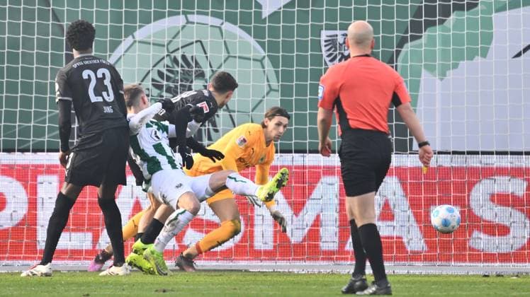 18 01 2025 Soccer season 2024 2025 2 Soccer Bundesliga 18 Matchday SC Preußen Preussen Münster SCP SpVgg Greuther Fürth Kleeblatt Sportfoto Zink xwoxzix DFL regulations prohibit any use of photographs as image sequences and or quasi video only for editorial use Joshua Mees 8, Preußen Münster erzielt Treffer Tor Torschuß zum 1 0 gegen Gideon Jung 23, SpVgg Greuther Fürth Marco Meyerhöfer Meyerhoefer 18, SpVgg Greuther Fürth