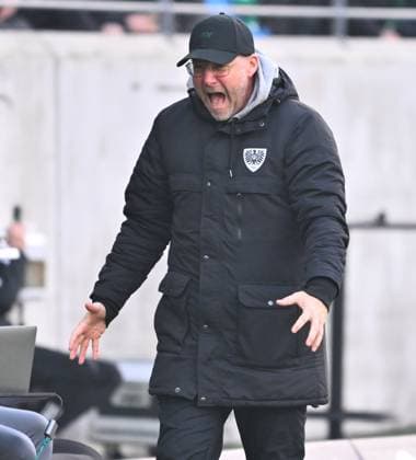 18 01 2025 Soccer Season 2024 2025 2 Soccer Bundesliga 18 Matchday SC Preußen Preussen Münster SCP SpVgg Greuther Fürth Kleeblatt Sportfoto Zink xwoxzix DFL regulations prohibit any use of photographs as image sequences and or quasi video only for editorial use Sascha Hildmann Trainer Preußen Münster ruft schreit brüllt