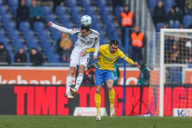 18 01 2025, Football, 2 Bundesliga, Matchday 18, Season 2024 2025, Eintracht Braunschweig FC Schalke 04, f l Ron Schallenberg FC Schalke 04 , Rayan Philippe Eintracht Braunschweig Braunschweig Eintracht Stadion Niedersachsen Germany xRHR PHOTO TRx Copyright: RHR-FOTOx RHR-FOTO TR