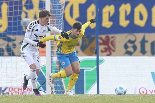 18 01 2025, xtgx, Fußball 2 Bundesliga, Eintracht Braunschweig FC Schalke 04 emspor, v l Max Grueger Grüger, Schalke, 37 , Jannis Nikolaou Braunschweig, 4 Zweikampf, Duell, Kampf, tackle DFL DFB REGULATIONS PROHIBIT ANY USE OF PHOTOGRAPHS as IMAGE SEQUENCES and or QUASI VIDEO Braunschweig