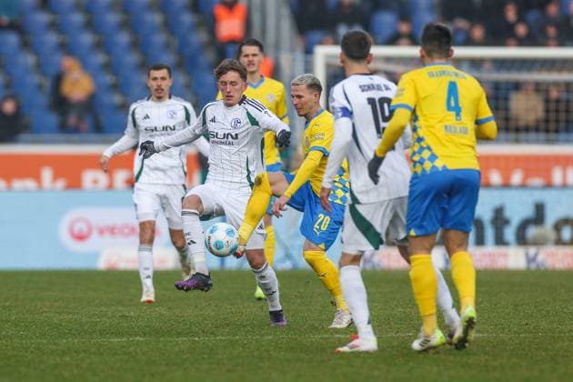 18 01 2025, Soccer, 2 Bundesliga, Matchday 18, Season 2024 2025, Eintracht Braunschweig FC Schalke 04, f l Max Grüger FC Schalke 04 , Lino Tempelmann Eintracht Braunschweig Braunschweig Eintracht Stadion Niedersachsen Germany xRHR PHOTO TRx Copyright: RHR-FOTOx RHR-FOTO TR