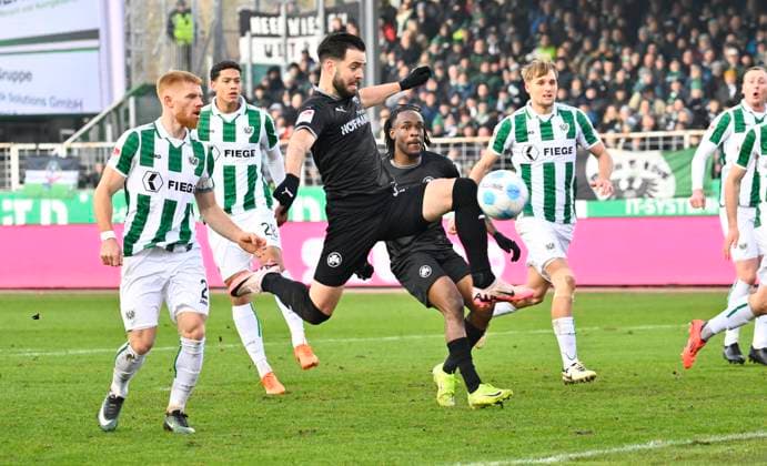18 01 2025 Soccer Season 2024 2025 2 Soccer Bundesliga 18 Matchday SC Preußen Preussen Münster SCP SpVgg Greuther Fürth Kleeblatt Sportfoto Zink xwoxzix DFL regulations prohibit any use of photographs as image sequences and or quasi video only for editorial use Niko Gießelmann Giesselmann 17, SpVgg Greuther Fürth erzielt Treffer Tor Torschuß zum 1 1