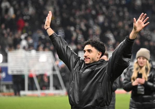 17 01 2025, xjhx, Soccer 1 Bundesliga, Eintracht Frankfurt Borussia Dortmund emspor, v l Omar Marmoush Eintracht Frankfurt thanks the fans DFL DFB REGULATIONS PROHIBIT ANY USE OF PHOTOGRAPHS as IMAGE SEQUENCES and or QUASI VIDEO Frankfurt am Main