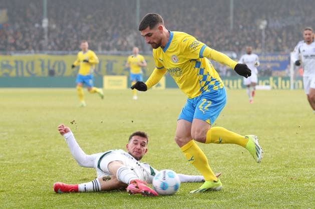 18 01 2025, xtgx, Football 2 Bundesliga, Eintracht Braunschweig FC Schalke 04 emspor, v l Mehmet Aydin Schalke, 23 , Fabio Di Michele Sanchez Braunschweig, 22 duel, duel, fight, tackle DFL DFB REGULATIONS PROHIBIT ANY USE OF PHOTOGRAPHS as IMAGE SEQUENCES and or QUASI VIDEO Braunschweig