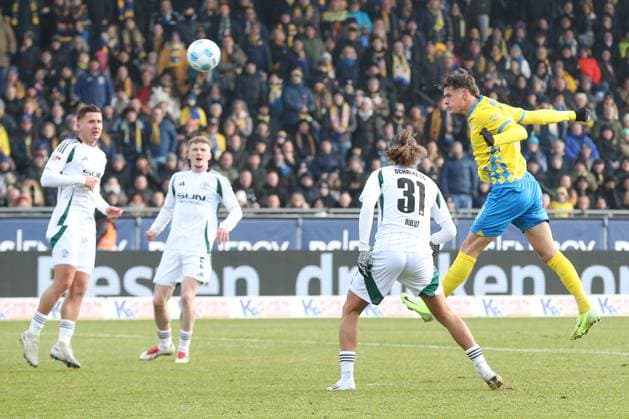 18 01 2025, xtgx, Soccer 2 Bundesliga, Eintracht Braunschweig FC Schalke 04 emspor, v l Levente Szabo Braunschweig, 11 Kopfball DFL DFB REGULATIONS PROHIBIT ANY USE OF PHOTOGRAPHS as IMAGE SEQUENCES and or QUASI VIDEO Braunschweig