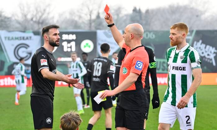 18 01 2025 Soccer Season 2024 2025 2 Soccer Bundesliga 18 Matchday SC Preußen Preussen Münster SCP SpVgg Greuther Fürth Kleeblatt Sportfoto Zink xwoxzix DFL regulations prohibit any use of photographs as image sequences and or quasi video only for editorial use Nicolas Winter Referee shows Simon Asta 2, SpVgg Greuther Fürth yellow red card sending off