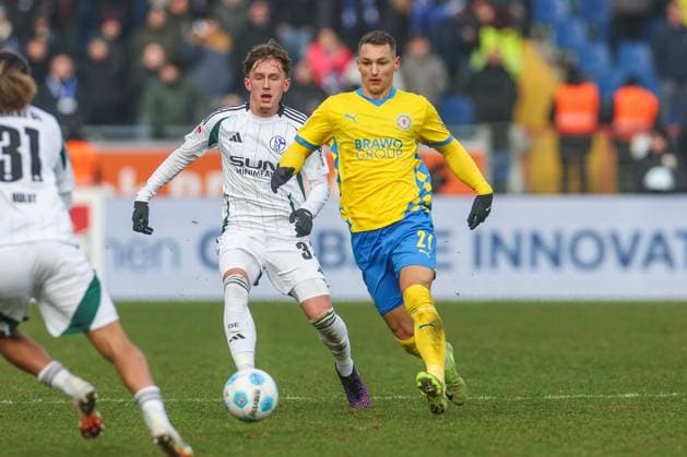 18 01 2025, Football, 2 Bundesliga, Matchday 18, Season 2024 2025, Eintracht Braunschweig FC Schalke 04, f l Max Grüger FC Schalke 04 , Sven Köhler Eintracht Braunschweig Braunschweig Eintracht Stadion Niedersachsen Germany xRHR PHOTO TRx Copyright: RHR-FOTOx RHR-FOTO TR