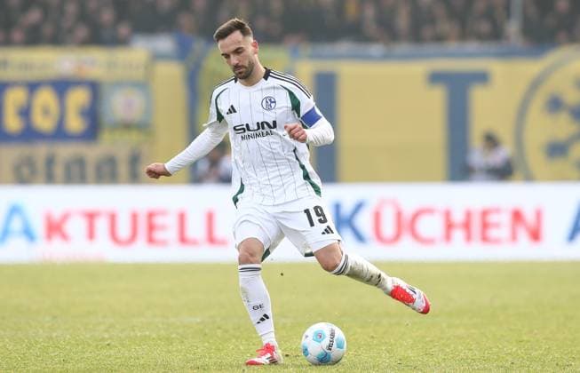18 01 2025, xtgx, Fußball 2 Bundesliga, Eintracht Braunschweig FC Schalke 04 emspor, v l Kenan Karaman Schalke, 19 Freisteller, Einzelbild, Ganzkoerper, single frame DFL DFB REGULATIONS PROHIBIT ANY USE OF PHOTOGRAPHS as IMAGE SEQUENCES and or QUASI VIDEO Braunschweig