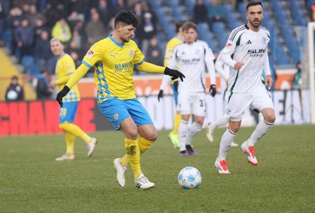 Eintracht BS vs FC Schalke 04 Braunschweig, 18 01 2025, Football, Season 24 25, 2 Bundesliga, Matchday 18, Eintracht Braunschweig vs FC Schalke 04, Picture shows Jannis Nikolaou BTSV, 4 Braunschweig