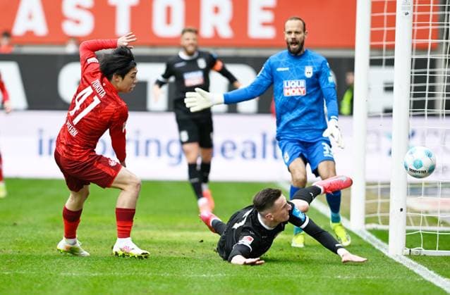 Football 2 Bundesliga Season 2024 25 1 FC Kaiserslautern 18 01 2025 Fritz Walter Stadion 1 FC Kaiserslautern fck FSV Ulm 1846 ul V li Daisuke YOKOTA 1 FC Kaiserslautern , Goalkeeper Christian ORTAG SSV Ulm 1846 , Niklas KOLBE SSV Ulm 1846 1 FC Kaiserslautern