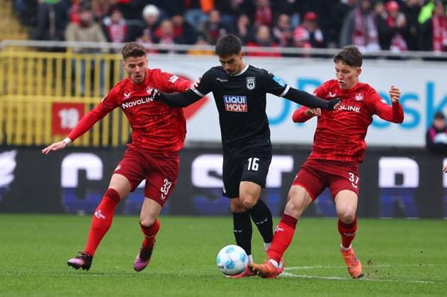 Aaron Keller (Ulm) im Zweikampf mit Jan Elvedi (Kaiserslautern, links) und Leon Robinson (Kaiserslautern) 1. FC Kaiserslautern vs SSV Ulm, Fussball, 2. Bundesliga, 18.01.2025 DFL REGULATIONS PROHIBIT ANY USE OF PHOTOGRAPHS AS IMAGE SEQUENCES AND OR QUASI-VIDEO 1. FC Kaiserslautern vs SSV Ulm, Fussball, 2. Bundesliga, 18.01.2025 Kaiserslautern Copyright: xEibner-Pressefotox EP_RWS