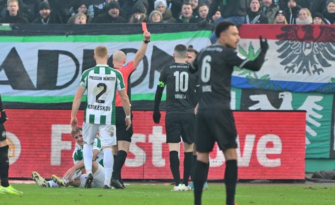 18 01 2025 Soccer season 2024 2025 2 Soccer Bundesliga 18 Matchday SC Preußen Preussen Münster SCP SpVgg Greuther Fürth Kleeblatt Sportfoto Zink MeZi xmexzix DFL regulations prohibit any use of photographs as image sequences and or quasi video only for editorial use Nicolas Winter Referee shows Simon Asta 2, SpVgg Greuther Fürth yellow red card sending off