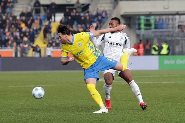 Ermin Bicakcic Eintracht Braunschweig , Moussa Sylla FC Schalke 04 Football, Men, Season 2024 2025 2 BL, Eintracht Stadion, Eintracht Braunschweig vs FC Schalke 04DFL REGULATIONS PROHIBIT ANY USE OF PHOTOGRAPHS AS IMAGE SEQUENCES AND OR QUASI VIDEO