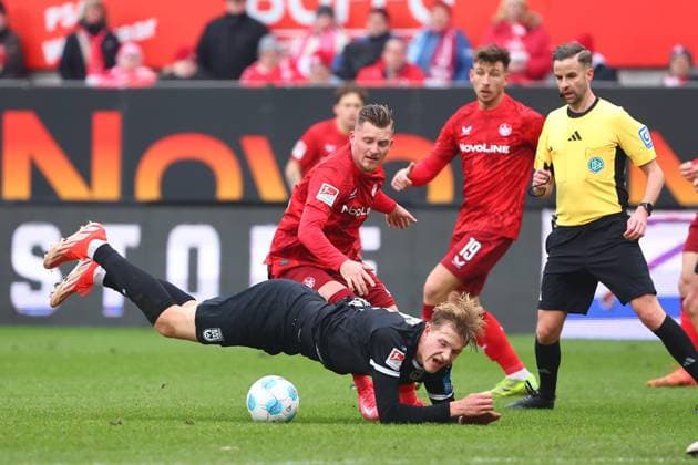 Marlon Ritter Kaiserslautern in duel with Luka Hyrylaeinen Ulm 1 FC Kaiserslautern vs SSV Ulm, Soccer, 2 Bundesliga, 18 01 2025 DFL REGULATIONS PROHIBIT ANY USE OF PHOTOGRAPHS AS IMAGE SEQUENCES AND OR QUASI VIDEO 1 FC Kaiserslautern vs SSV Ulm, Soccer, 2 Bundesliga, 17 01 2025 Kaiserslautern Copyright: xEibner-Pressefotox EP_RWS