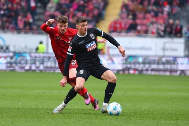 Semir Telalovic Ulm in duel with Jan Elvedi Kaiserslautern 1 FC Kaiserslautern vs SSV Ulm, Soccer, 2 Bundesliga, 18 01 2025 DFL REGULATIONS PROHIBIT ANY USE OF PHOTOGRAPHS AS IMAGE SEQUENCES AND OR QUASI VIDEO 1 FC Kaiserslautern vs SSV Ulm, Soccer, 2 Bundesliga, 17 01 2025 Kaiserslautern Copyright: xEibner-Pressefotox EP_RWS