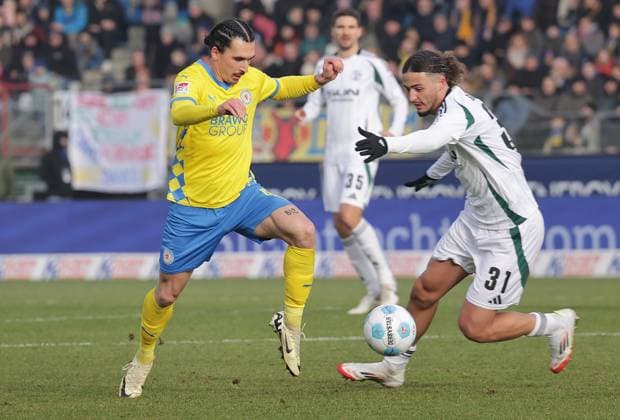 Rayan Philippe Eintracht Braunschweig , Taylan Bulut FC Schalke 04 Football, Men, Season 2024 2025 2 BL, Eintracht Stadion, Eintracht Braunschweig vs FC Schalke 04DFL REGULATIONS PROHIBIT ANY USE OF PHOTOGRAPHS AS IMAGE SEQUENCES AND OR QUASI VIDEO