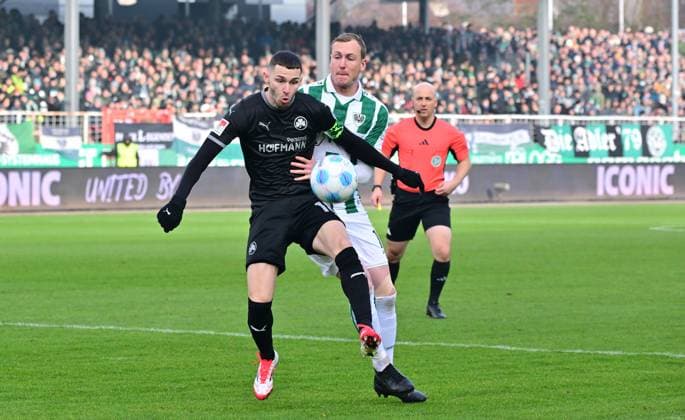 18 01 2025 Soccer Season 2024 2025 2 Soccer Bundesliga 18 Matchday SC Preußen Preussen Münster SCP SpVgg Greuther Fürth Kleeblatt Sportfoto Zink MeZi xmexzix DFL regulations prohibit any use of photographs as image sequences and or quasi video only for editorial use Branimir Hrgota 10, SpVgg Greuther Fürth Simon Scherder 15, Preußen Münster, right in front of Nicolas Winter Referee