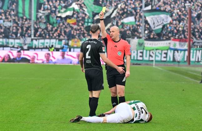 18 01 2025 Soccer season 2024 2025 2 Soccer Bundesliga 18 Matchday SC Preußen Preussen Münster SCP SpVgg Greuther Fürth Kleeblatt Sportfoto Zink MeZi xmexzix DFL regulations prohibit any use of photographs as image sequences and or quasi video only for editorial use Nicolas Winter Referee shows Simon Asta 2, SpVgg Greuther Fürth yellow card yellow